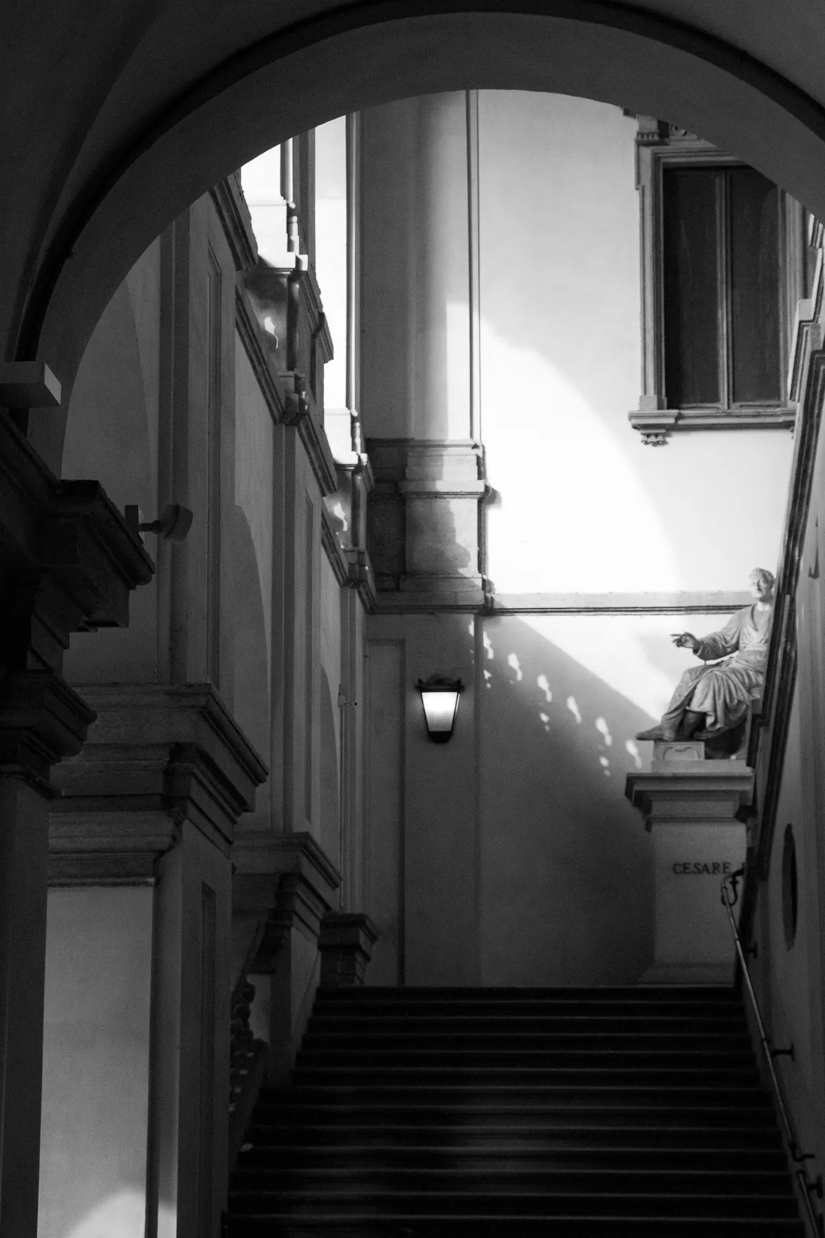 Scalone in pietra di un palazzo storico